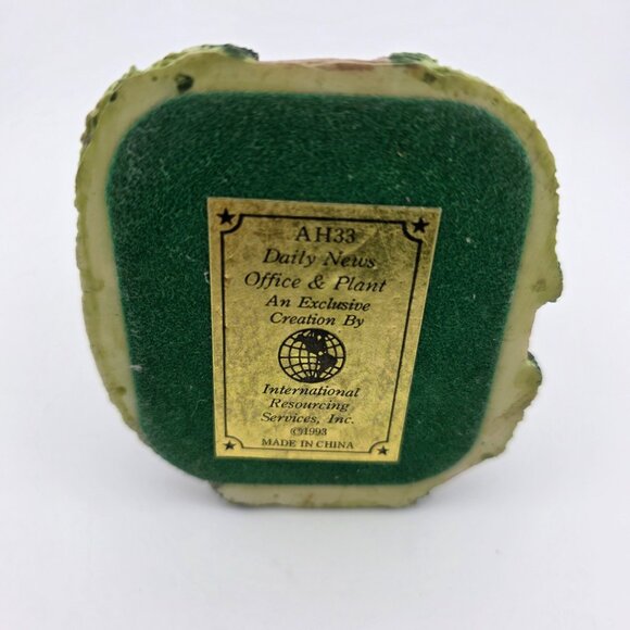 Liberty Falls AH33 International Services‎ Daily News Office & Plant Miniature - Picture 5 of 6